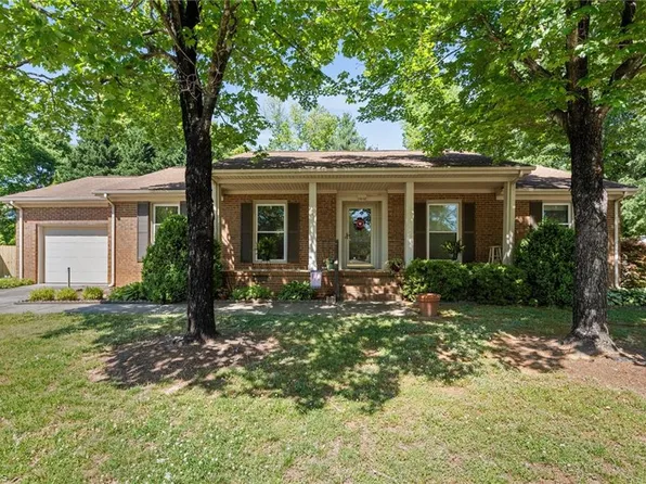 1612 Regency Dr, Burlington, NC 27215