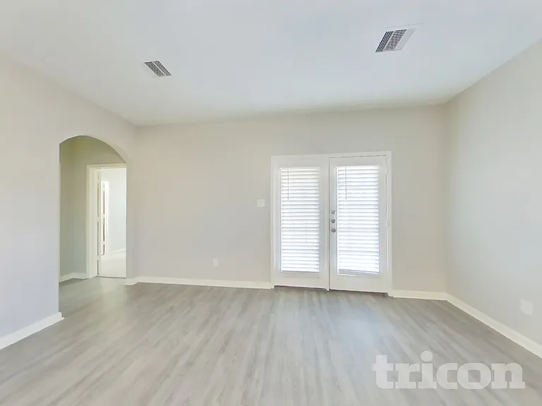 1502 Tulip Ln — Photo 2