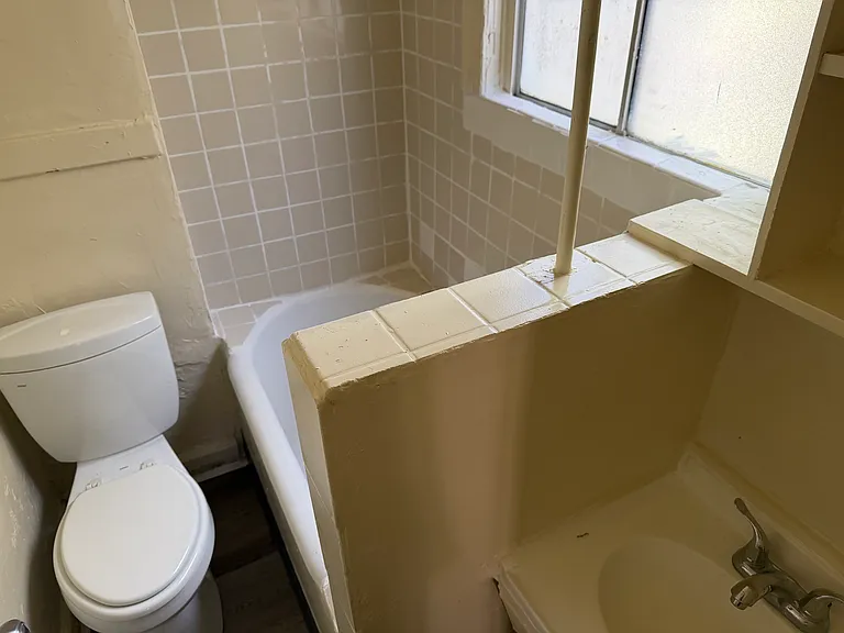 567 N Oakland Ave #18 — Photo 6
