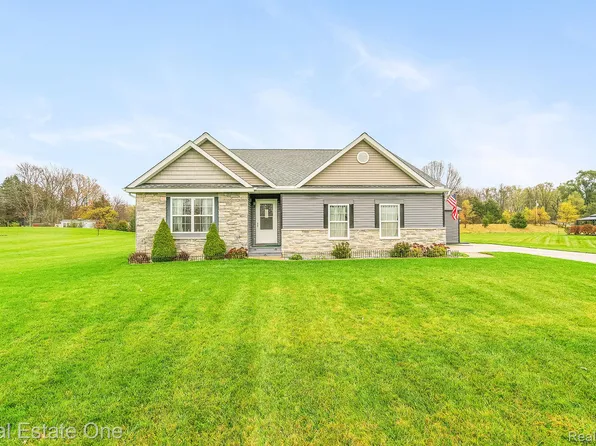 9151 Acacia Trl, Pinckney, MI 48169