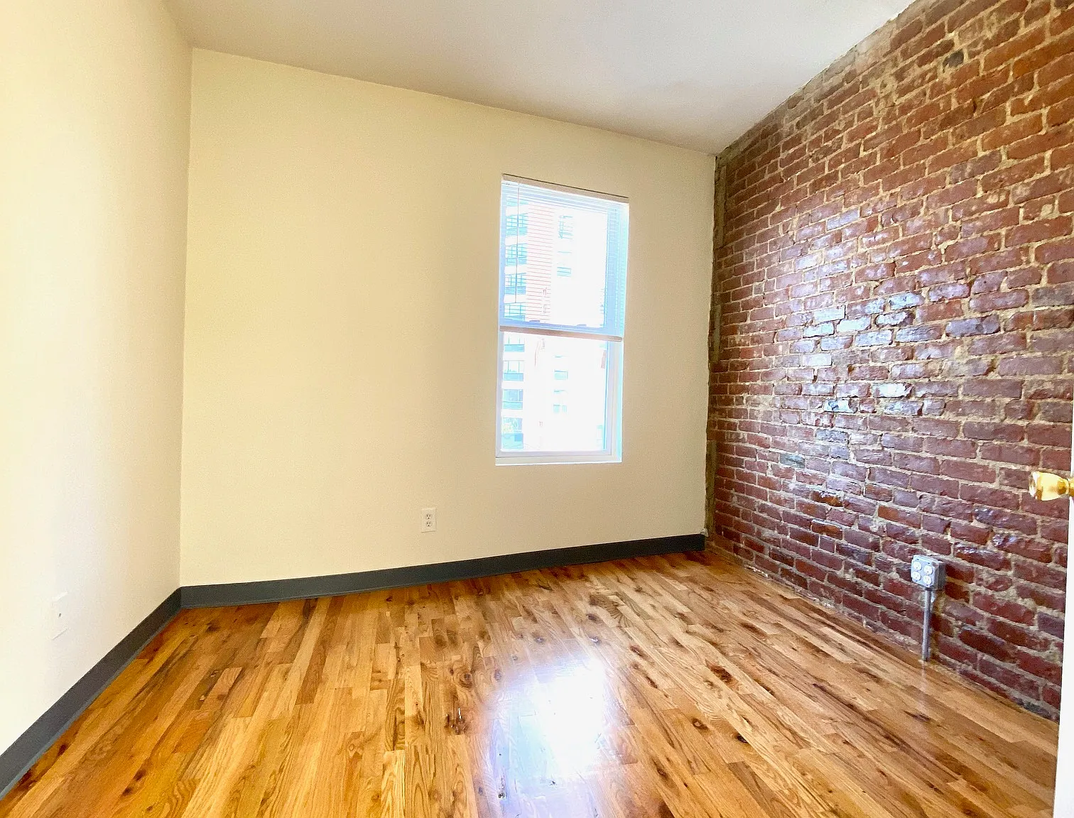3 bed, 999 sqft, $4,000 — Photo 2