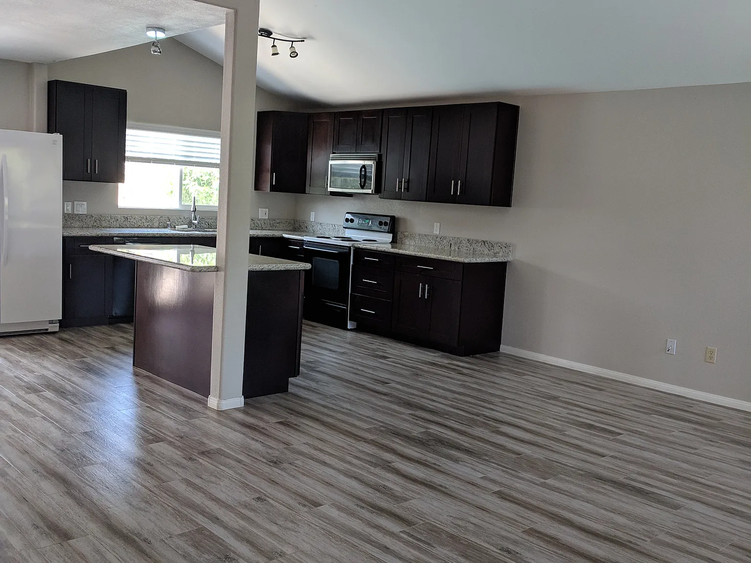3 bed, 2.5 bath, 1722 sqft, $4,500 — Photo 4