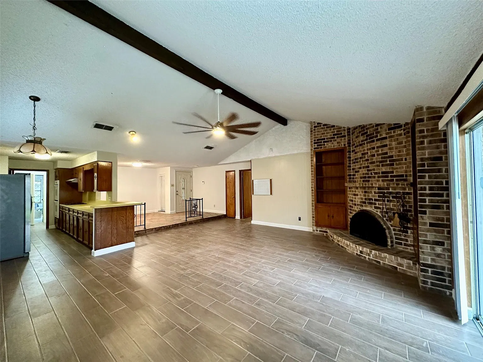 4 bed, 2.0 bath, 1480 sqft, $2,000 — Photo 2