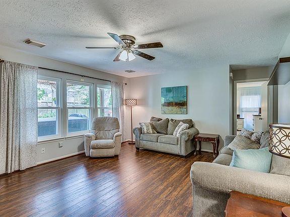 3rd image of 4807 Meadowglen Dr