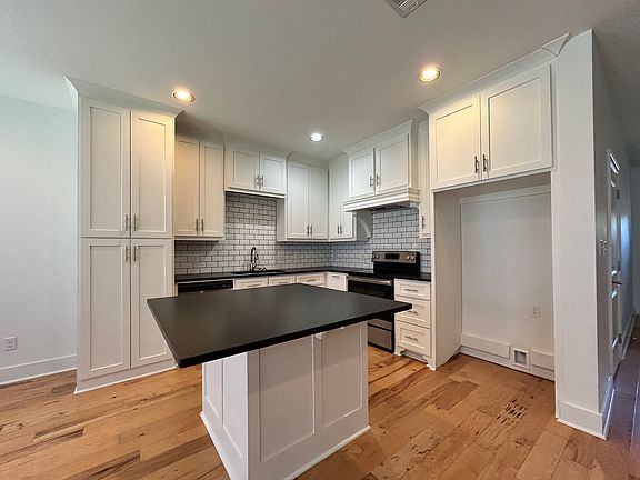 4th image of 5501 Village Dr