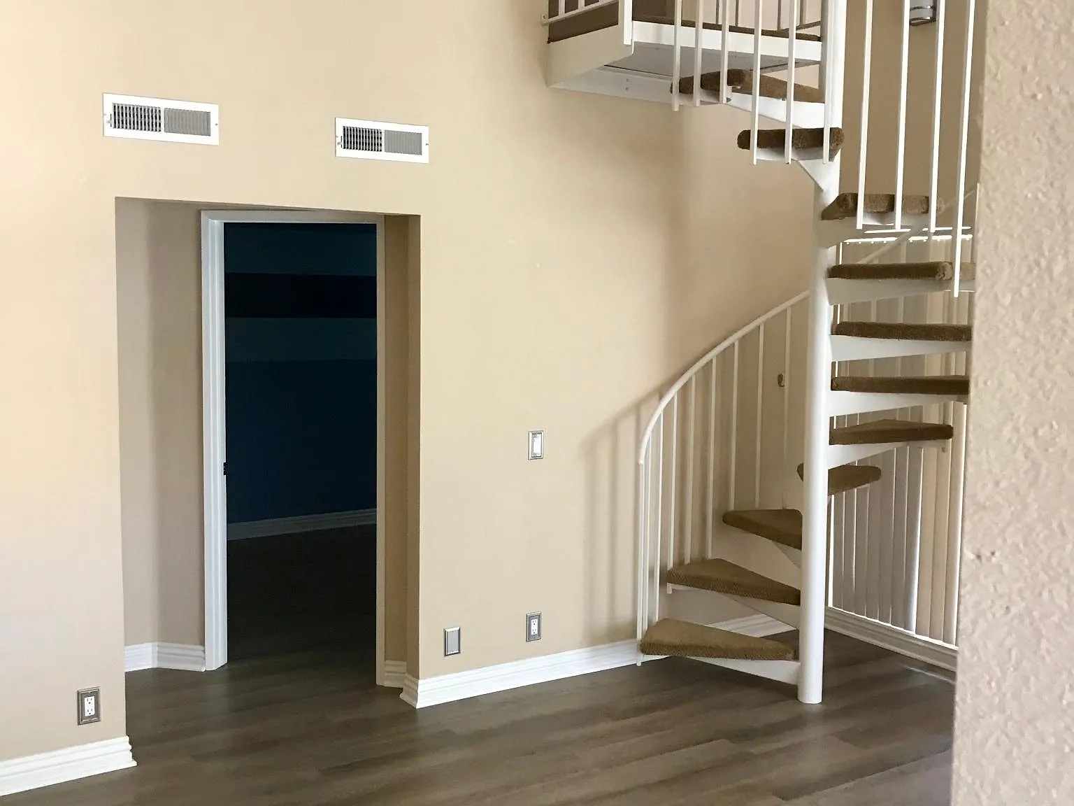 3 bed, 1114 sqft, $3,300 — Photo 2