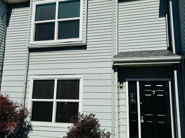7 Stark Ct, Newark, DE 19702