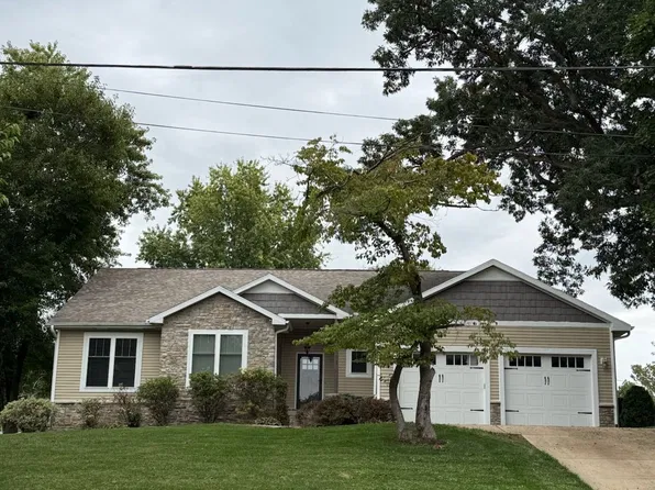 303 N Buchanan St, Heyworth, IL 61745