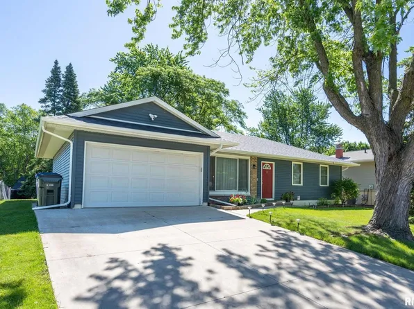 5741 Oakbrook Rd, Davenport, IA 52806