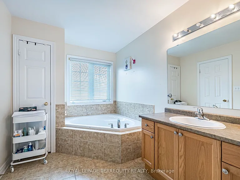 3926 Candlelight Dr — Photo 42