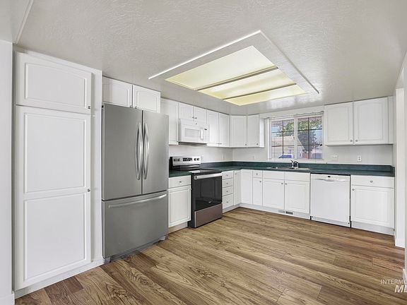 5th image of 378 Eric Ct