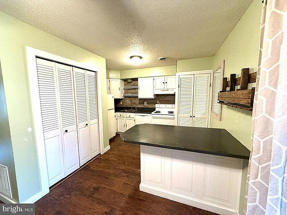 2nd image of 4 Oxwood Cir