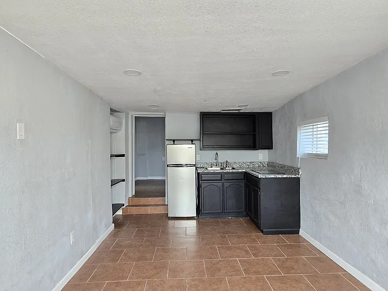 1412 N Campbell St — Photo 3
