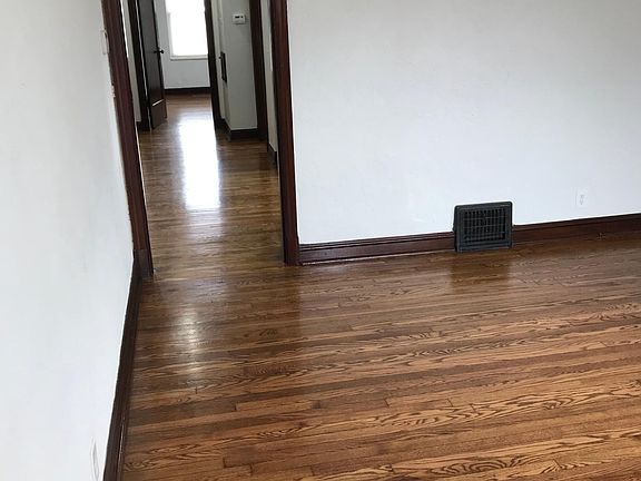 3rd image of 3966 Fairview Ave