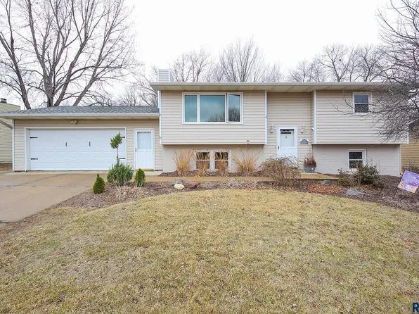 1413 E Custer Pkwy, Brandon, SD 57005