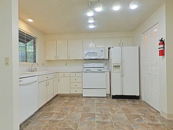 4th image of 2905 & 2907 NW Glen Ridge Dr #2907