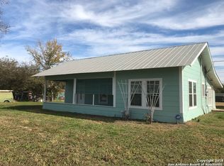 305 S Jamison Dr, Devine, TX 78016