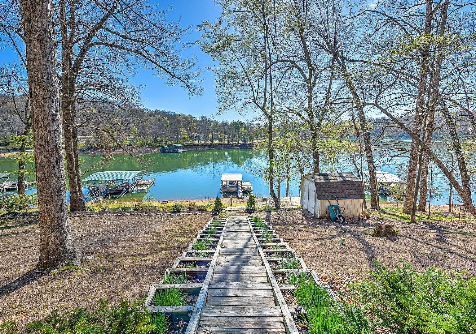 Lake view!! 1-Bed 1-Bathroom, Fully Furnished and All Appliances Provided! — Photo 2