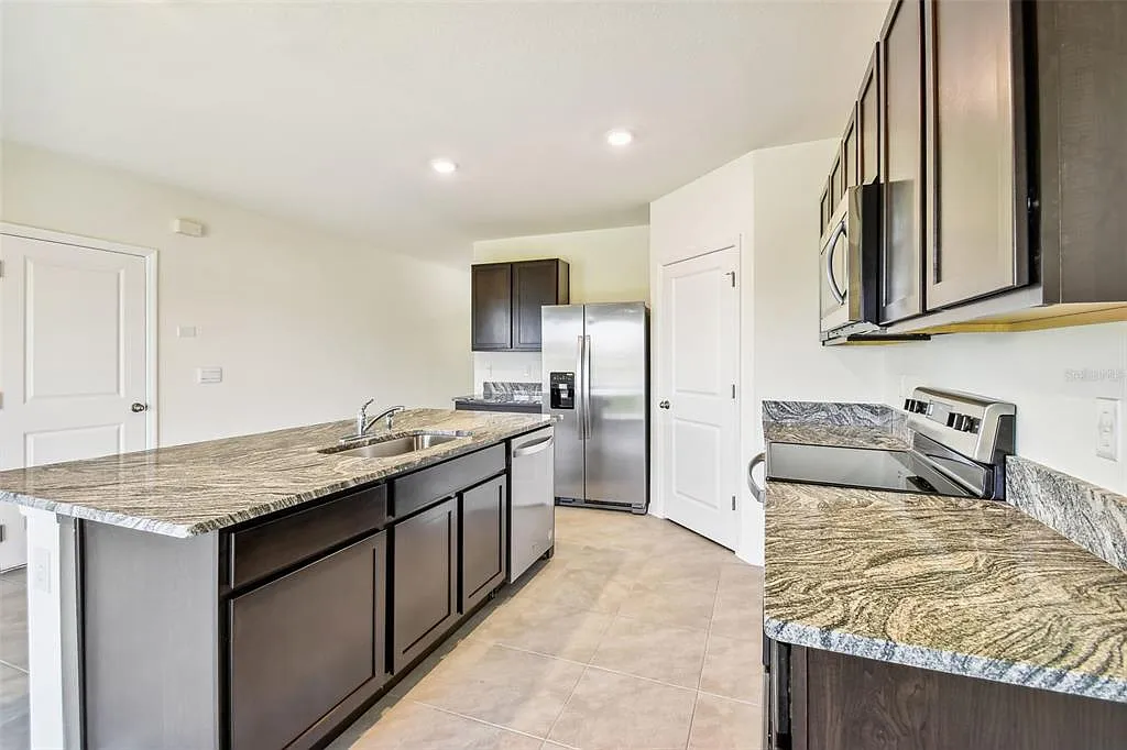 4 bed, 3.0 bath, 2371 sqft, $2,650 — Photo 4