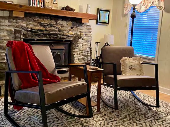 3rd image of 1554 Creek Rd