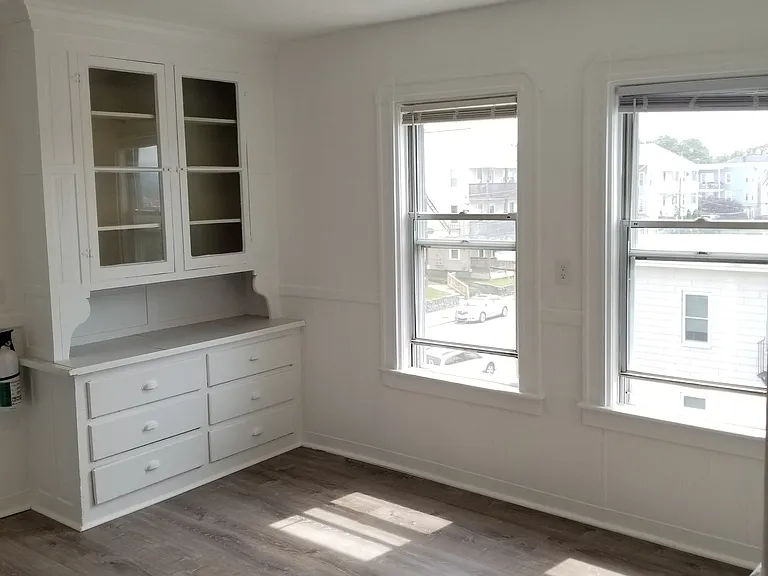  212 Burnside Ave Basem 2Bed/1Ba PetOK Laundry +Storage — Photo 16