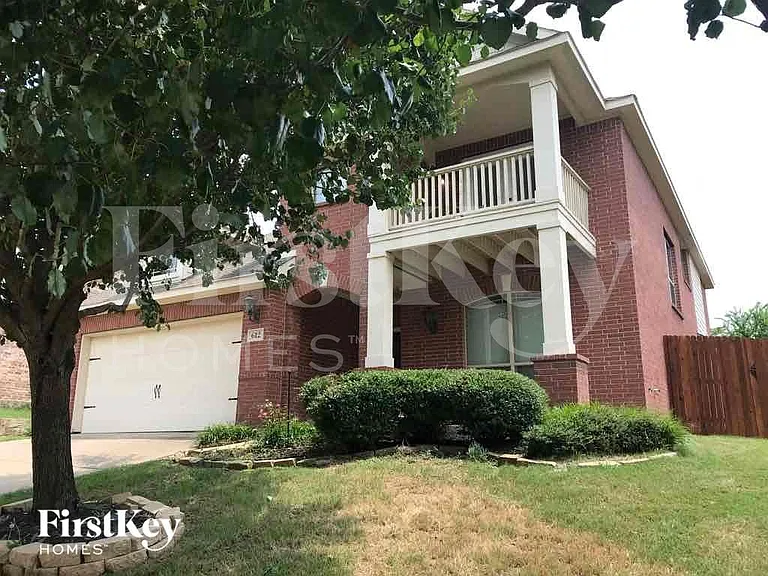 612 Celeste Ln — Photo 2