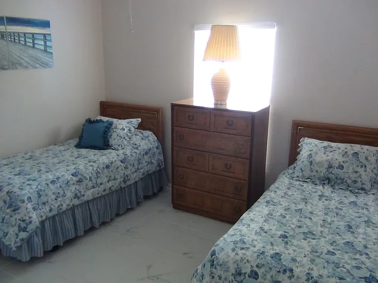 605 Clarendon St — Photo 13
