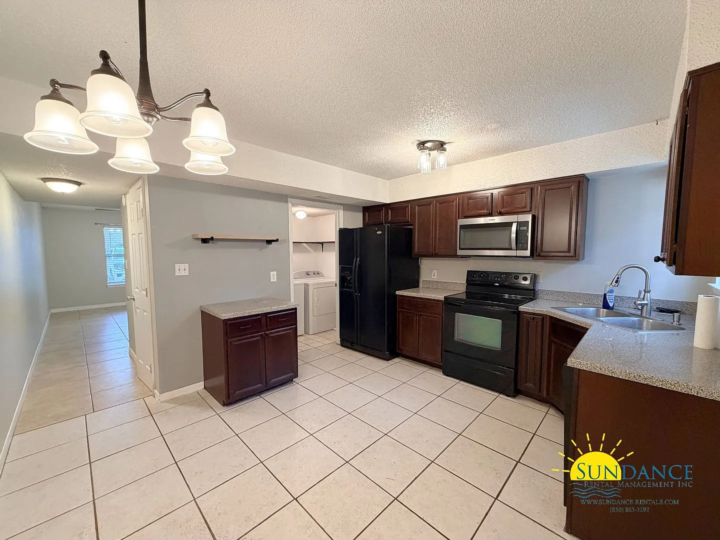 End-Unit Townhome located between Hurlburt Field and Eglin AFB w/ Fenced Yard! — Photo 3
