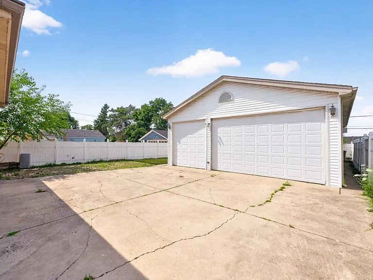 9228 Robinson Ave — Photo 18