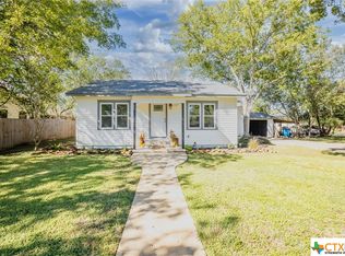 704 N Texas Ave, Nixon, TX 78140