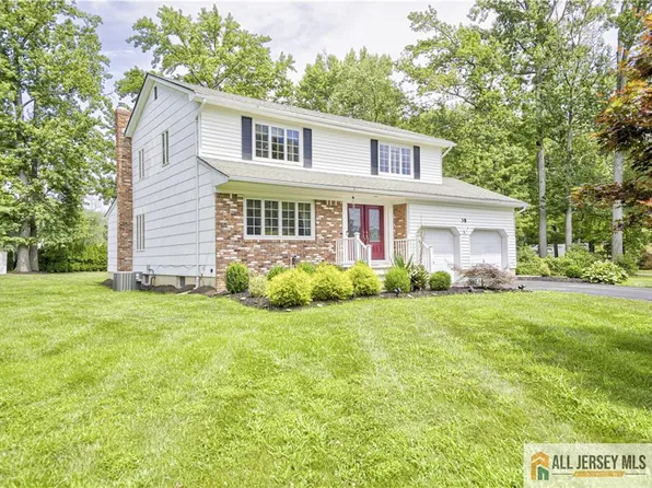 38 Kensington Dr, Manalapan, NJ 07726