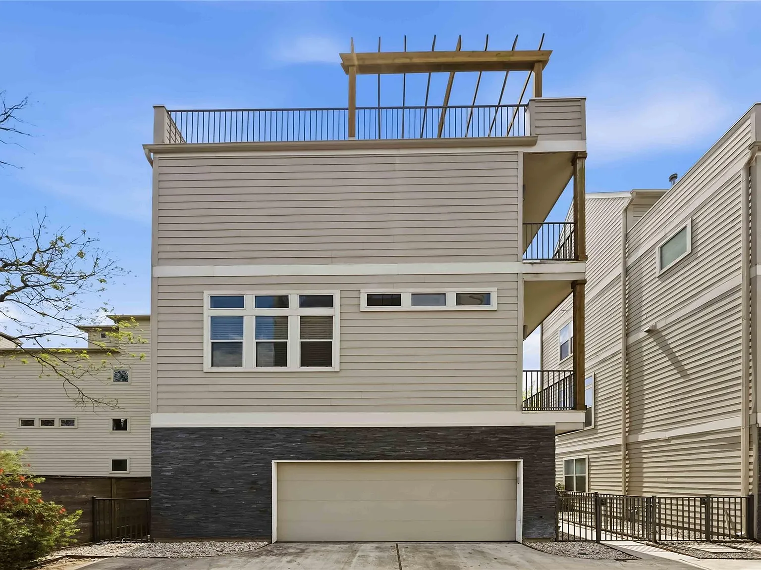 3 bed, 3.5 bath, 1937 sqft, $2,750 — Photo 2