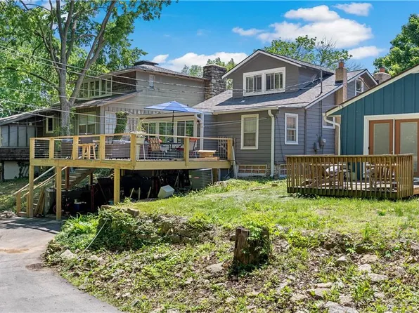 302 W Lake Forest Dr, Bonner Springs, KS 66012