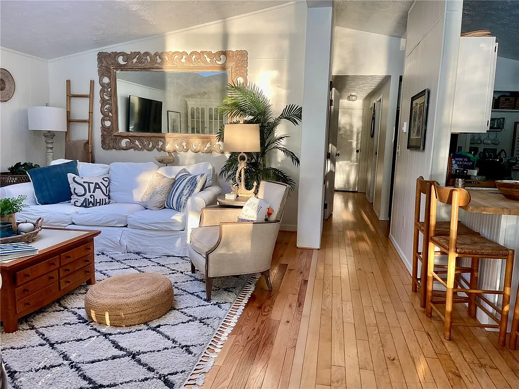 4 bed, 2.0 bath, 1716 sqft, $3,800 — Photo 4