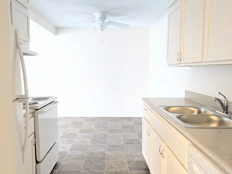 Seasons Park Apartments — Photo 16