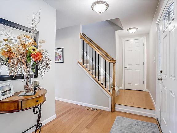 3rd image of 272 Oakleigh Woods Dr