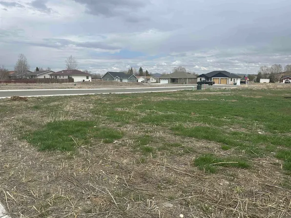 902 Beaver Ct, Cody, WY 82414