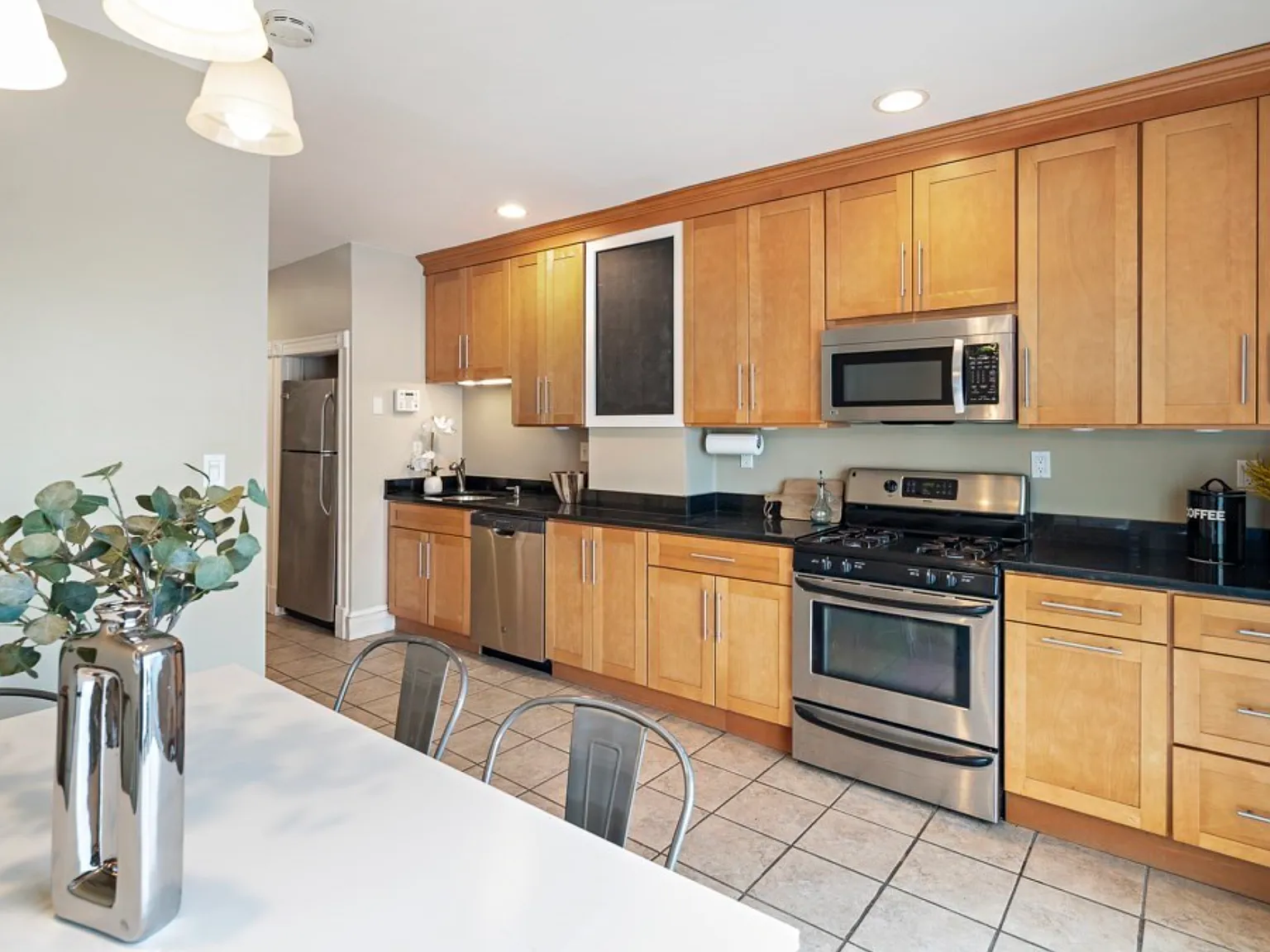 2 bed, 915 sqft, $3,300 — Photo 4