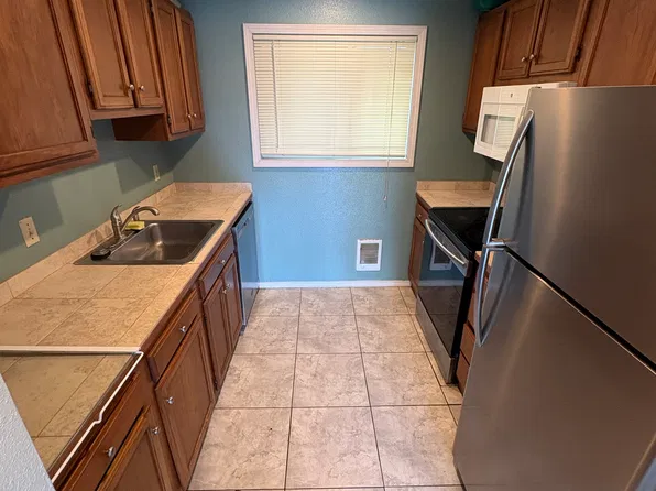 423 SW 156th St APT 4, Seattle, WA 98166