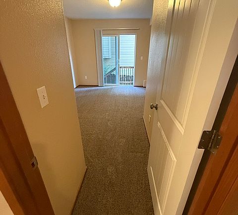 3rd image of 4 SW Boundary St APT 3