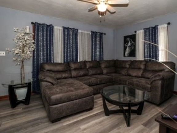 4th image of 3128 Montrose Ave
