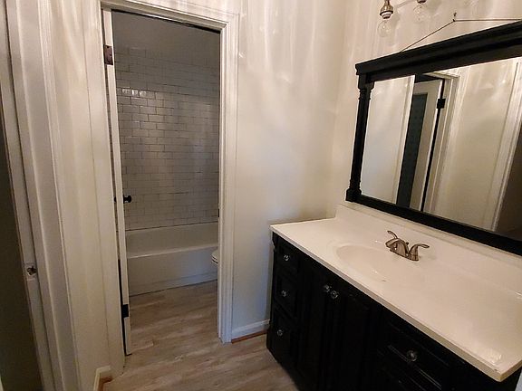 4th image of 2027 Parkside Ct