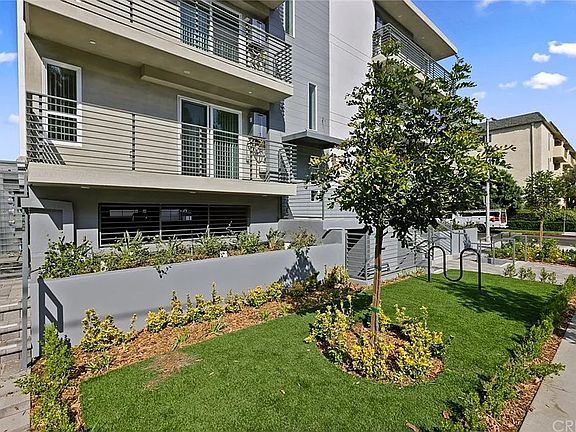 4th image of 5405 Hermitage Ave #402