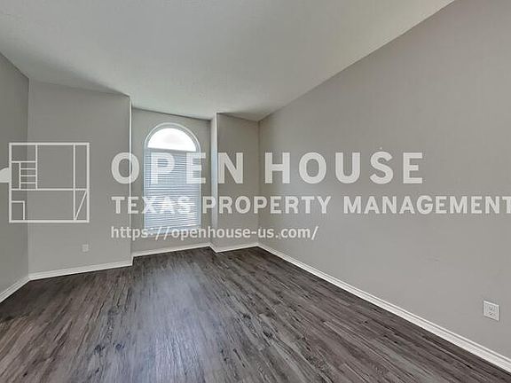 5th image of 2211 Reverchon Dr