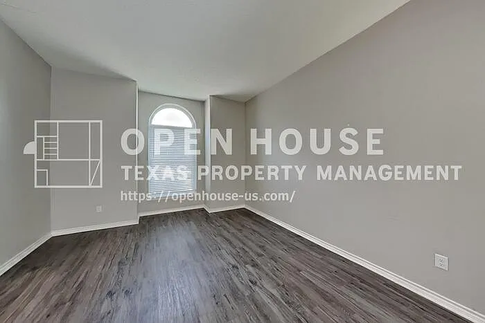 2211 Reverchon Dr — Photo 5