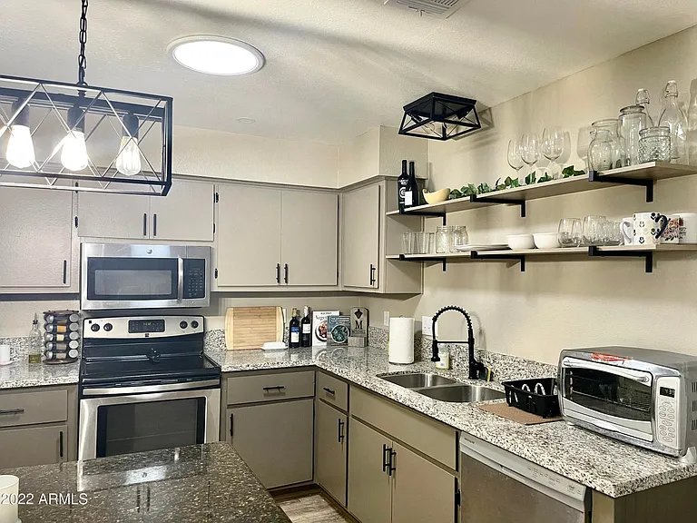 812 N 86th Pl — Photo 3