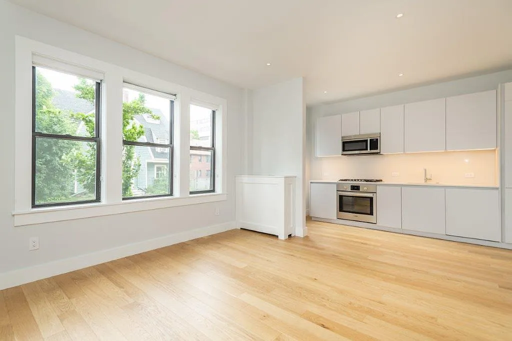2 bed, 700 sqft, $3,250 — Photo 2