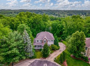 697 Woodledge Dr, Akron, OH