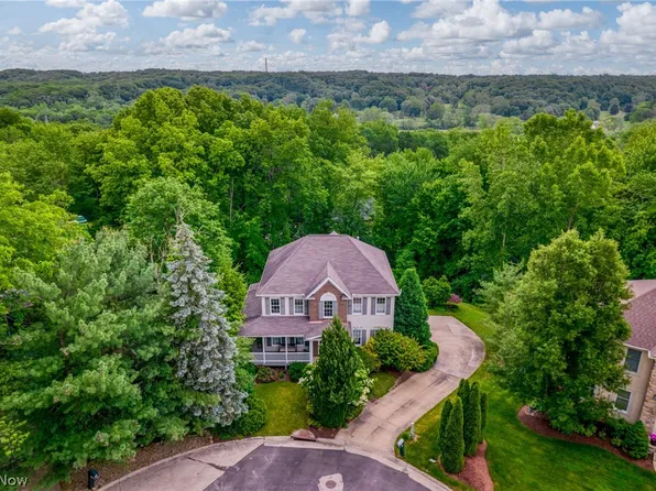 697 Woodledge Dr, Akron, OH 44313