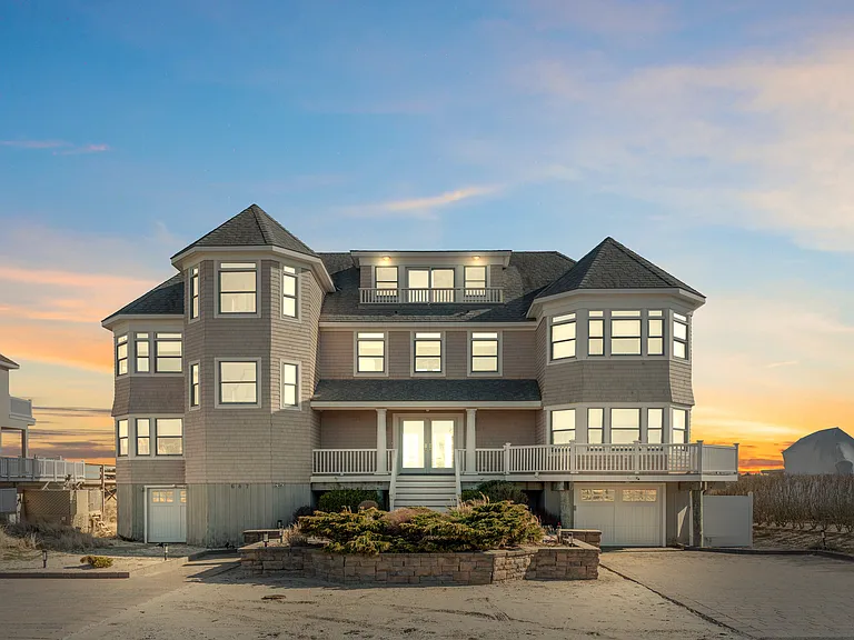 687 Dune Rd — Photo 15